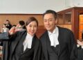 Os atores Linda Chung e Raymond Lam aparecem no mercado de telefones