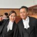 Os atores Linda Chung e Raymond Lam aparecem no mercado de telefones