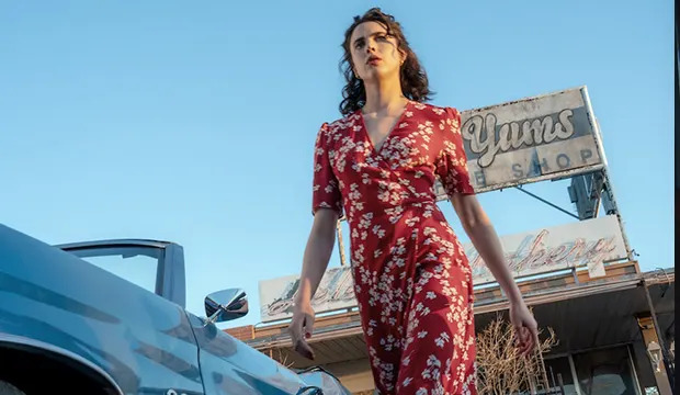 Os críticos dizem 'querida, não!' é 'leve e engraçado' com uma performance de destaque de Margaret Qualley, mesmo que 'possa não somar nada significativo'