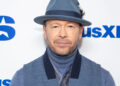 Os fãs de Donnie Wahlberg honram o cantor NKOTB 2 semanas após a morte de fãs trágicos