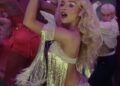 Os fãs de Sabrina Carpenter entram em erupção quando o candidato do Oscar Dons Drag para seu videoclipe atrevido