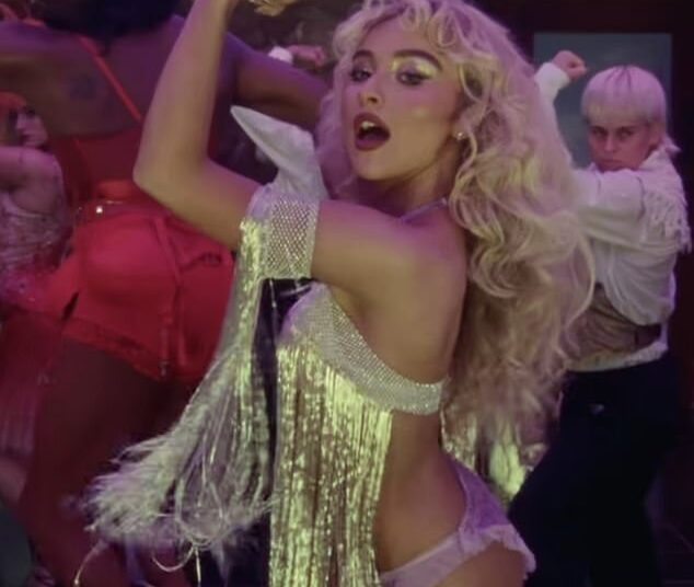 Os fãs de Sabrina Carpenter entram em erupção quando o candidato do Oscar Dons Drag para seu videoclipe atrevido