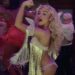 Os fãs de Sabrina Carpenter entram em erupção quando o candidato do Oscar Dons Drag para seu videoclipe atrevido