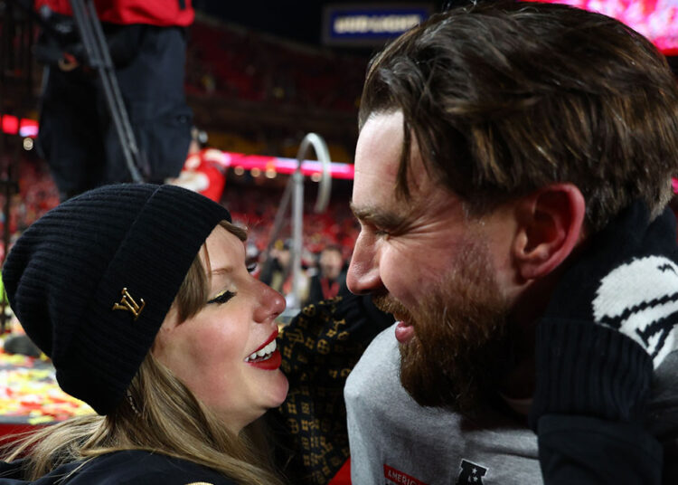 Os fãs entram em erupção após um momento inesperado no podcast de Taylor Swift-Travis Kelce