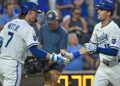 Os morcegos da Royals ganham vida tarde, vencendo o Rangers por 5-2
