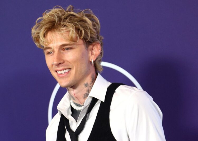 Ouça: MGK lança um novo álbum, 'Vampire Diaries' Music Video
