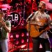 Ouça Zach Bryan se une a Kings of Leon para a nova música 'Bowery'