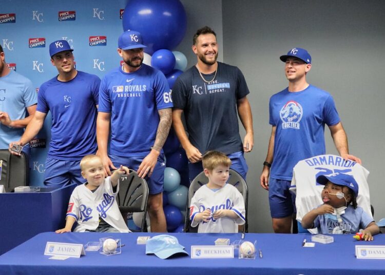 As sessões de autógrafos não são incomuns no Kauffman Stadium - mas hoje, os jogadores do Royals não eram ...