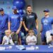 As sessões de autógrafos não são incomuns no Kauffman Stadium - mas hoje, os jogadores do Royals não eram ...
