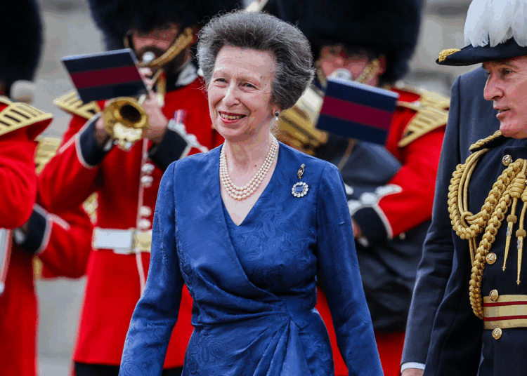 Palácio de Buckingham compartilha uma foto da nova princesa Anne