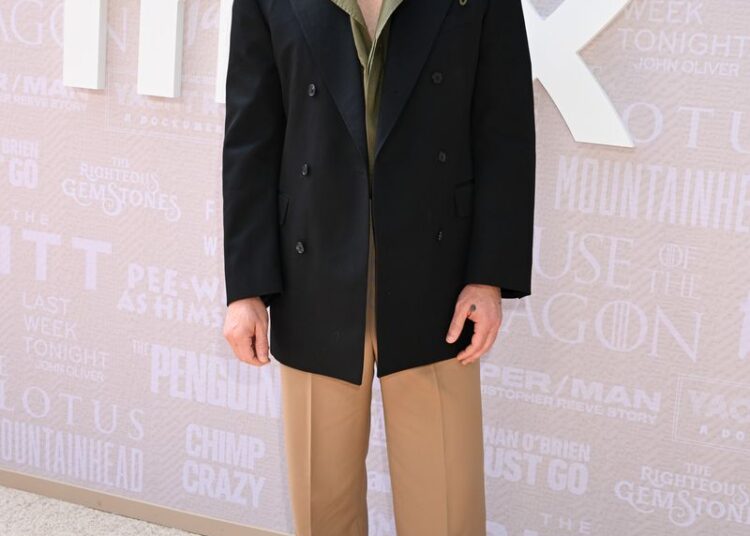 Pedro Pascal é o galã moderno de Hollywood, e sua aparência de verão é tão forte quanto suas bilheterias hits