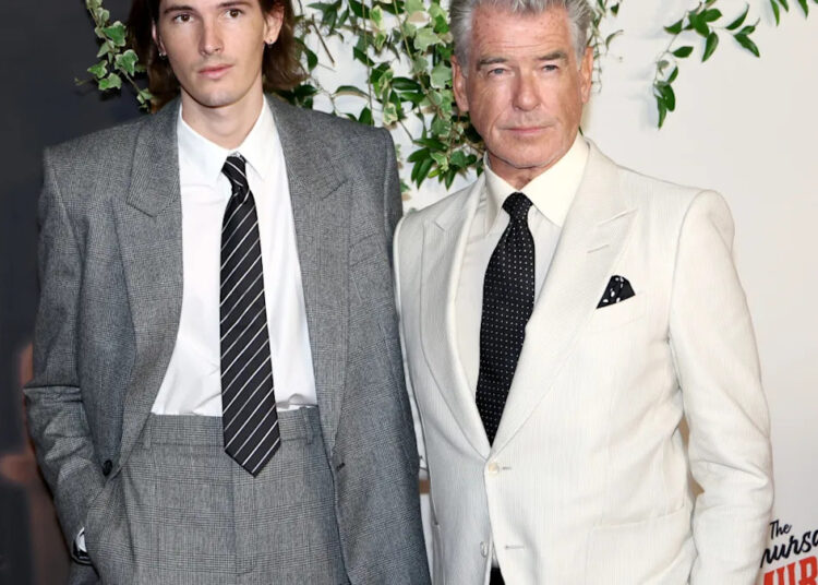 Pierce Brosnan vira a cabeça no tapete vermelho com filho parecido Dylan