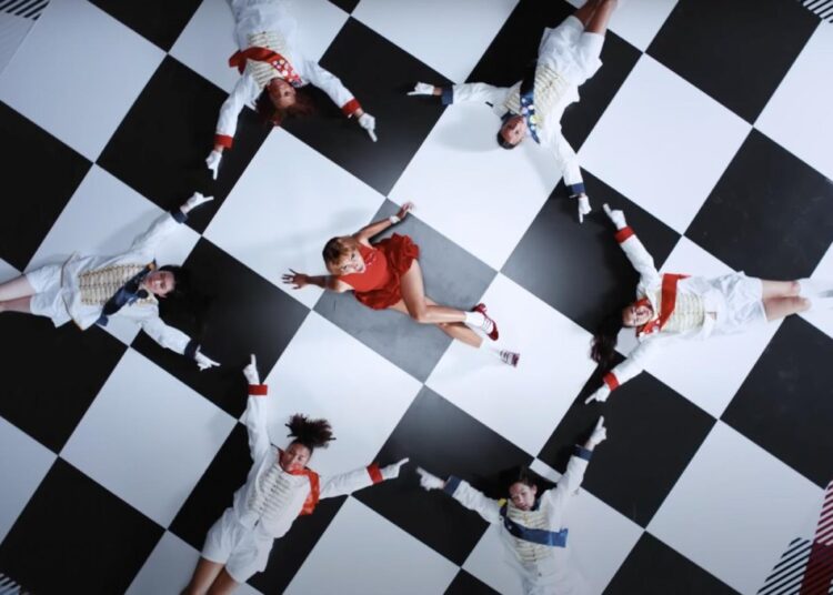 PinkPantheress toca xadrez no videoclipe 'Romeu'