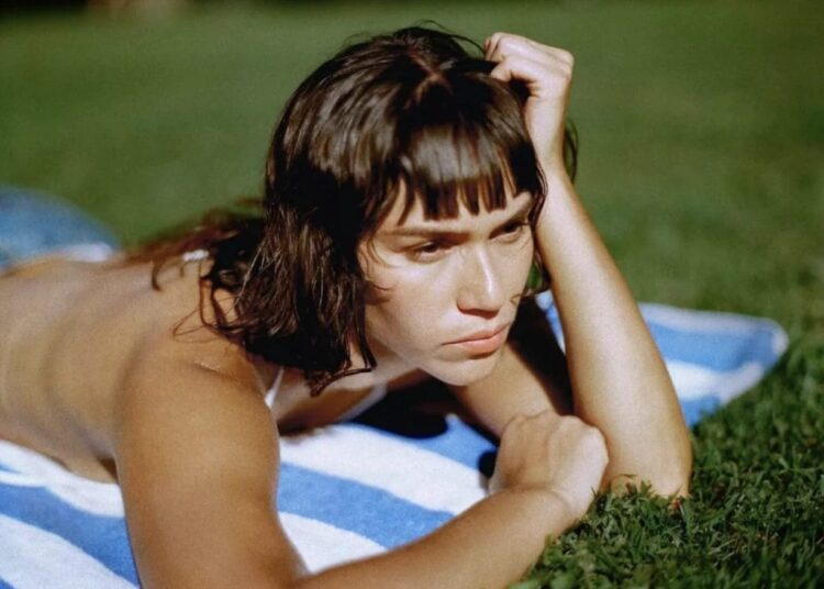 Pool Girl dá um mergulho em escapismo na nova música do Alt-Pop "Blue Robotic"-Grimy Goods