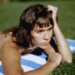 Pool Girl dá um mergulho em escapismo na nova música do Alt-Pop "Blue Robotic"-Grimy Goods
