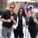 Por que Meghan Markle 'jogou uma xícara de chá no ar' durante seu relacionamento 'miserável' com assessores reais, afirma o autor