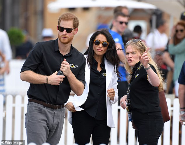 Por que Meghan Markle 'jogou uma xícara de chá no ar' durante seu relacionamento 'miserável' com assessores reais, afirma o autor