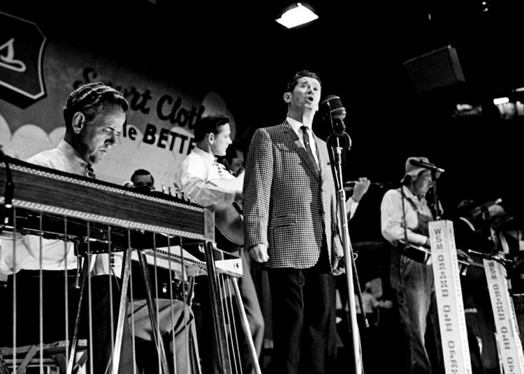 Por que eles chamam isso de Opry? Como a instituição de música country de 100 anos de Nashville recebeu esse nome