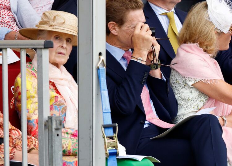 Princesa Alexandra, 88 anos, faz raro passeio para apoiar o neto
