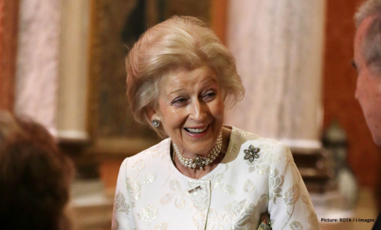 Princesa Alexandra se deleita com uma aparência surpresa