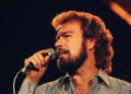 Quase irreconhecível a lenda do país dos anos 70, 81, atordoa os fãs com a performance de 'Farewell Party': 'Isso é música country real'