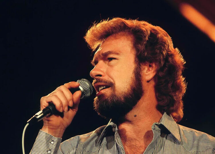 Quase irreconhecível a lenda do país dos anos 70, 81, atordoa os fãs com a performance de 'Farewell Party': 'Isso é música country real'