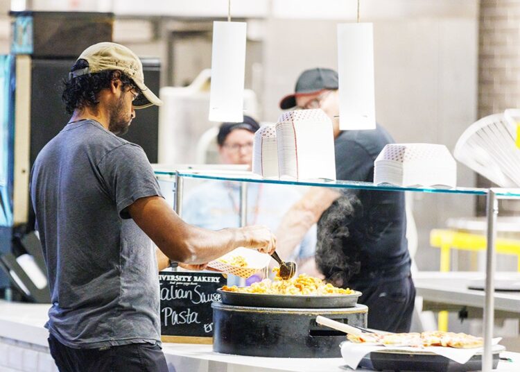 Ranta de Bama servindo comida nova, entretenimento