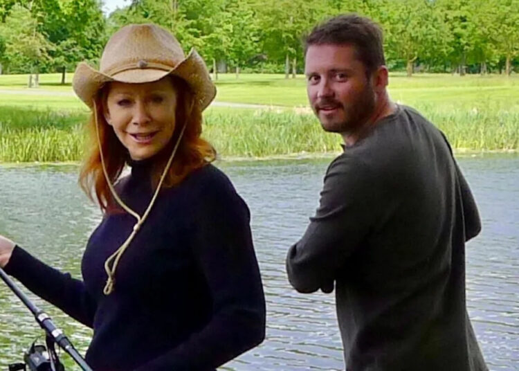 Reba McEntire presta homenagem ao enteado Brandon Blackstock após sua morte