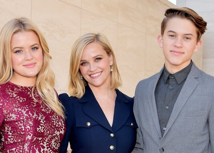 Reese Witherspoon fica sincero ao criar filhos em Hollywood