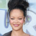 Rihanna lança nova música em homenagem a 20 anos em música. Bem, meio que.