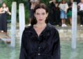 Riley Keough exibe suas pernas em visual sem calça para o festival de cinema de Veneza