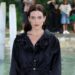 Riley Keough exibe suas pernas em visual sem calça para o festival de cinema de Veneza
