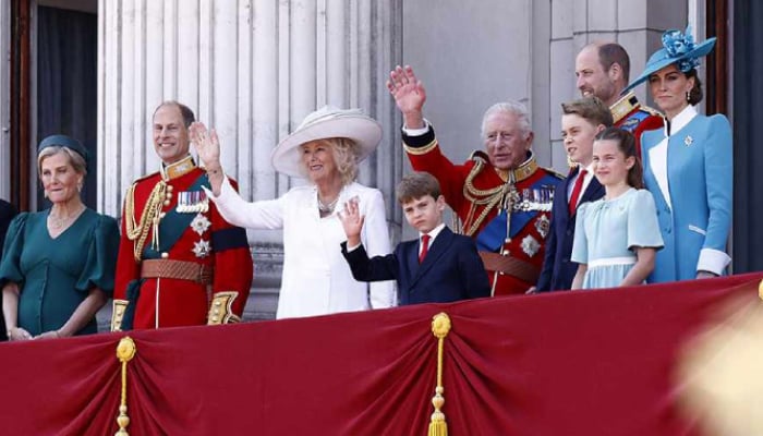 Royal Family Honors WWII Veterans com post em movimento em 80 anos de VJ Day