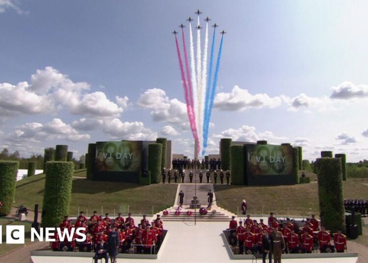 Royals e veteranos Mark VJ Day 80 anos
