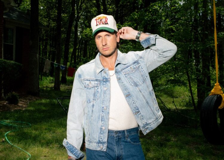 Russell Dickerson ao acertar novos patamares com 'Acontece comigo'
