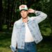 Russell Dickerson ao acertar novos patamares com 'Acontece comigo'