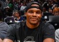 Russell Westbrook dança em Ciara, o novo videoclipe de Tyga para 'Dance With Me'.
