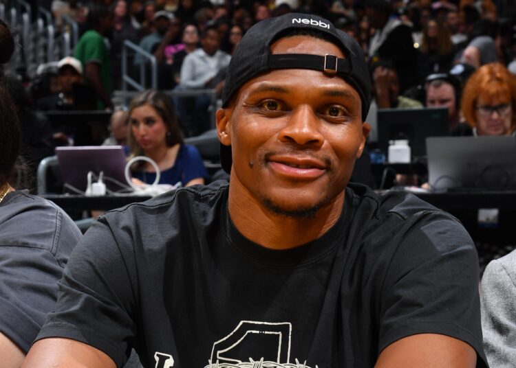 Russell Westbrook dança em Ciara, o novo videoclipe de Tyga para 'Dance With Me'.