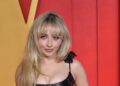 Sabrina Carpenter derruba um novo álbum e videoclipe com Colman Domingo