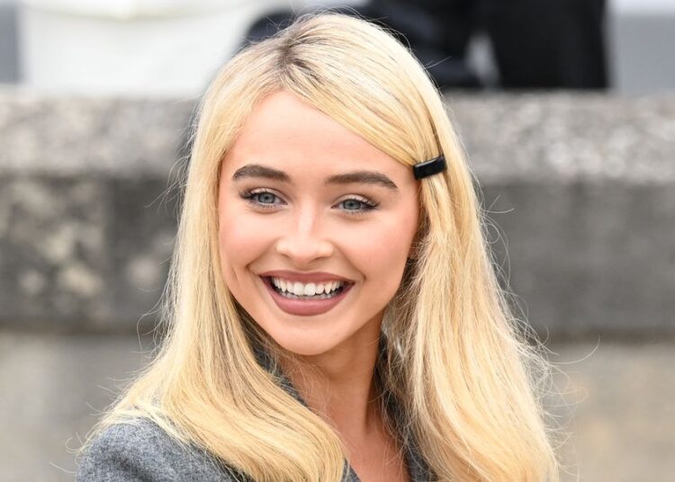 Sabrina Carpenter diz que seus ex são "bem lisonjeados" por suas músicas, seja 'bom ou ruim'