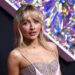 Sabrina Carpenter não quer agradar a ninguém, exceto seus fãs com 'o melhor amigo do homem'