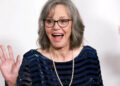 Sally Field, 78 anos, é gols de cabelo grisalho no tapete vermelho