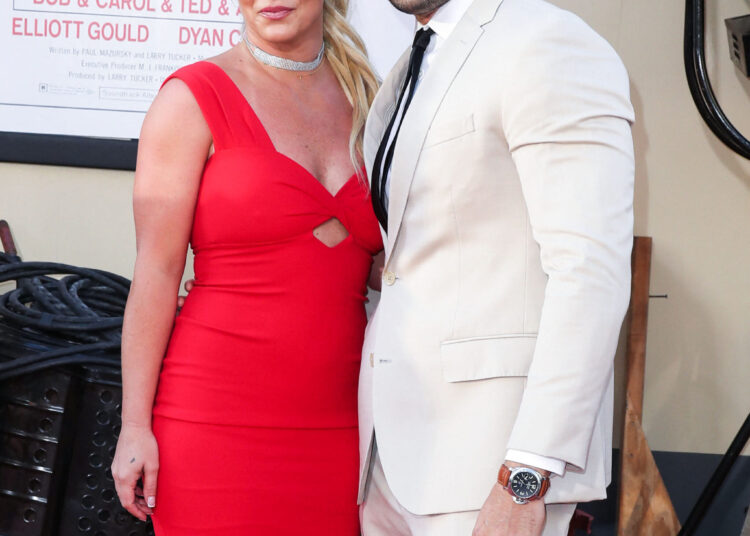 Sam Asghari quebra o silêncio depois que Britney Spears chama o casamento de 'distração falsa': 'eu estava apaixonado' - Star Magazine
