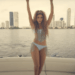Shakira faz com que o alongamento pareça glam em suas fotos de praia de biquíni marginal