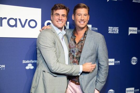 Shep Rose e Austen Kroll do Southern Charm apreciam as vistas durante o feriado europeu