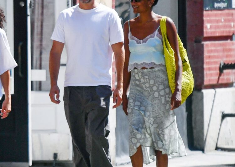 Simone Ashley e Joshua Jackson Spark Dating Rumores com Outing