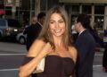 Sofia Vergara mostra seu biquíni preto de Itty-Bitty no vídeo de retrocesso