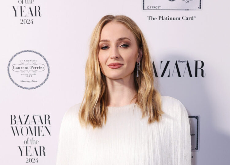 Sophie Turner declara o kit de beijo Harington na câmera foi 'vil'