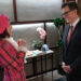 Stephen Colbert está de volta atrás de uma mesa tarde da noite em primeiro