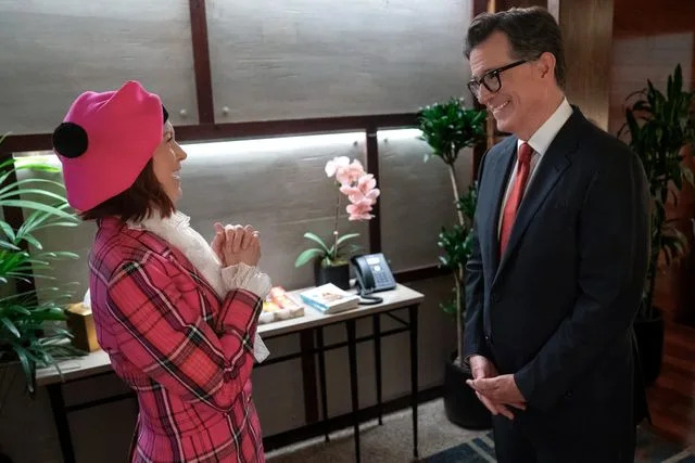 Stephen Colbert está de volta atrás de uma mesa tarde da noite em primeiro